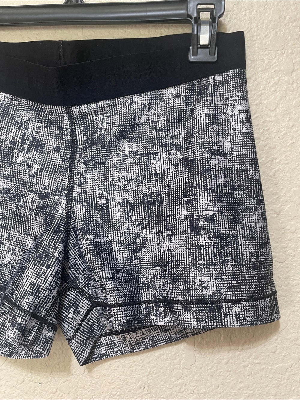 Under Armour Women's Black & White Print Compression Shorts. Good Condition. - Picture 2 of 5